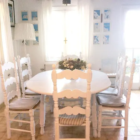2 Bedrooms House At 400 M Away From The Beach With Sea View Enclosed Garden And Wifi Feriehus